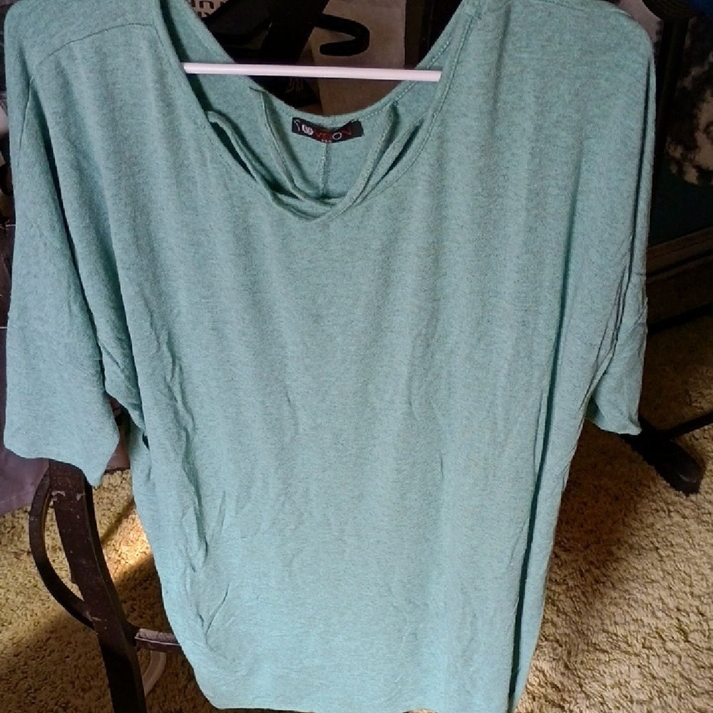 Relaxed Short Sleeve V-Neck Tee in Mint Green